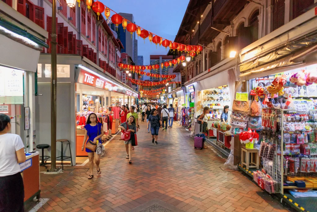 Huong dan vien Singapore 2024 cung doan mua qua luu niem tai China Town