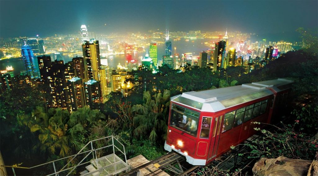 Tau dien Peak Tram dua du khach kham pha Hong Kong toan canh
