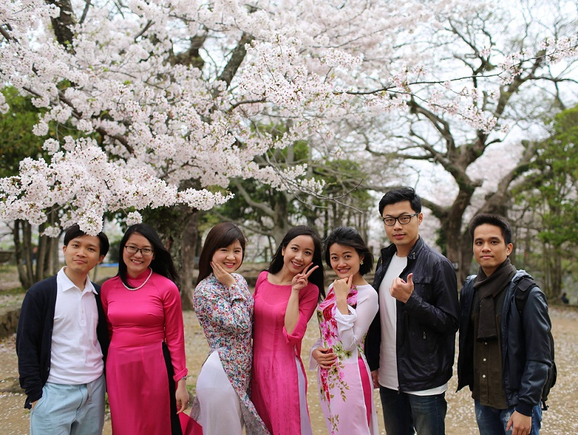Hướng dẫn Viên tiếng Việt chụp hình mùa hoa tại Nhật Bản