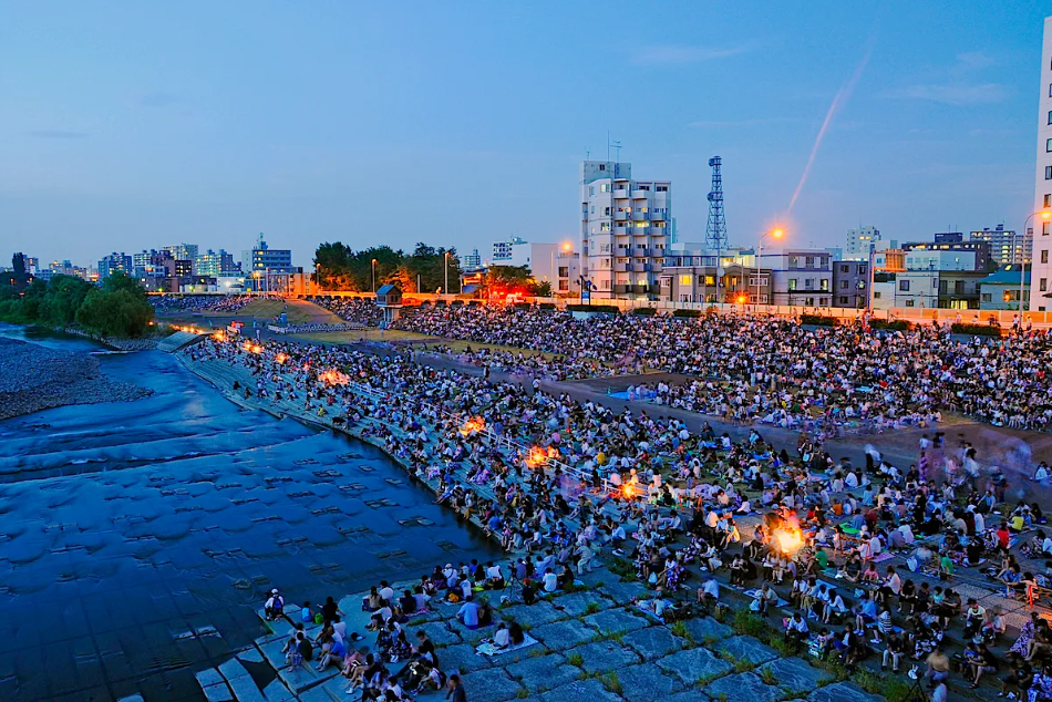 cam trai trong le hoi phao hoa mua he tai osaka