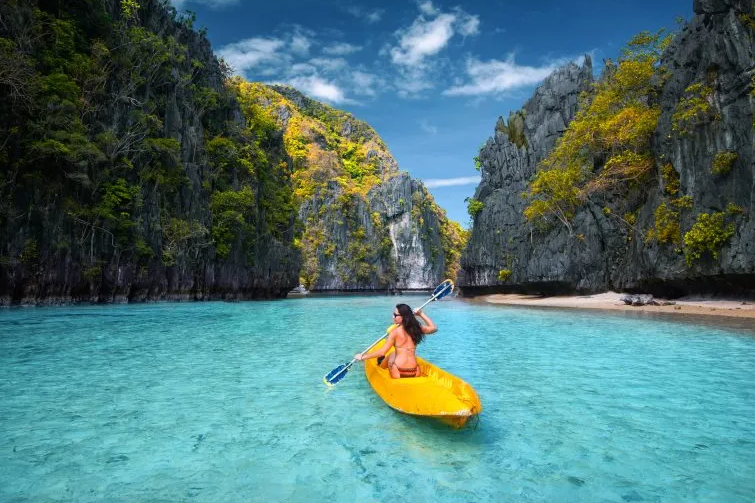 Chèo thuyền Kayak trên đảo El Nido Philippines