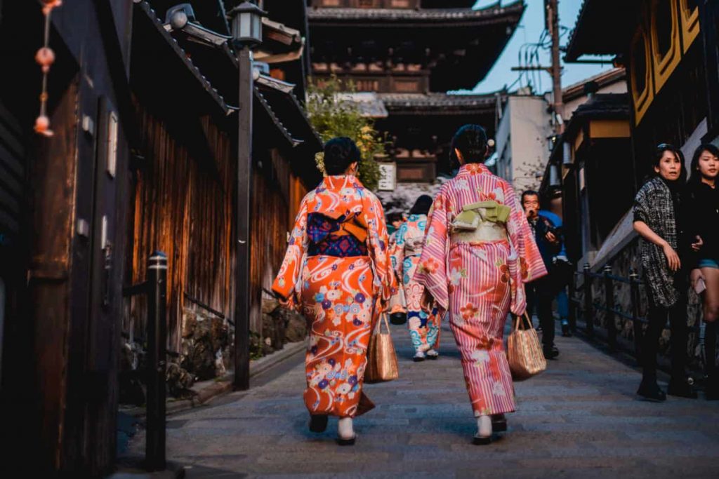 du khách chụp ảnh kimono tại nhật bản