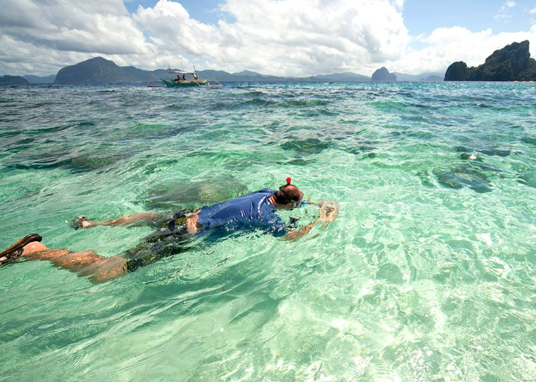 Lặn dưới những vách đá tại đảo El Nido Philippines