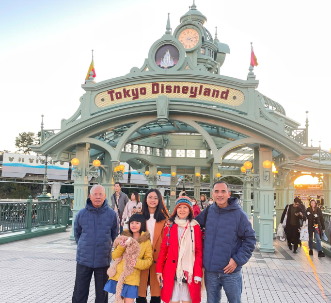 5 khach chẹck in tokyo disneyland