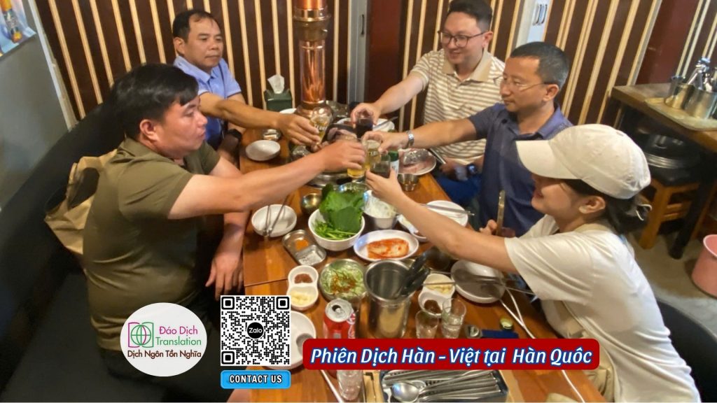 doan cong tac cung phien dich vien mung du an thanh cong