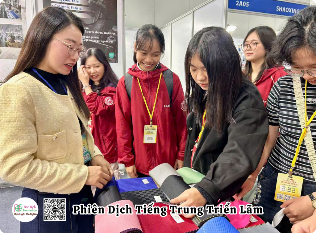 phien dich trung viet tai trien lam