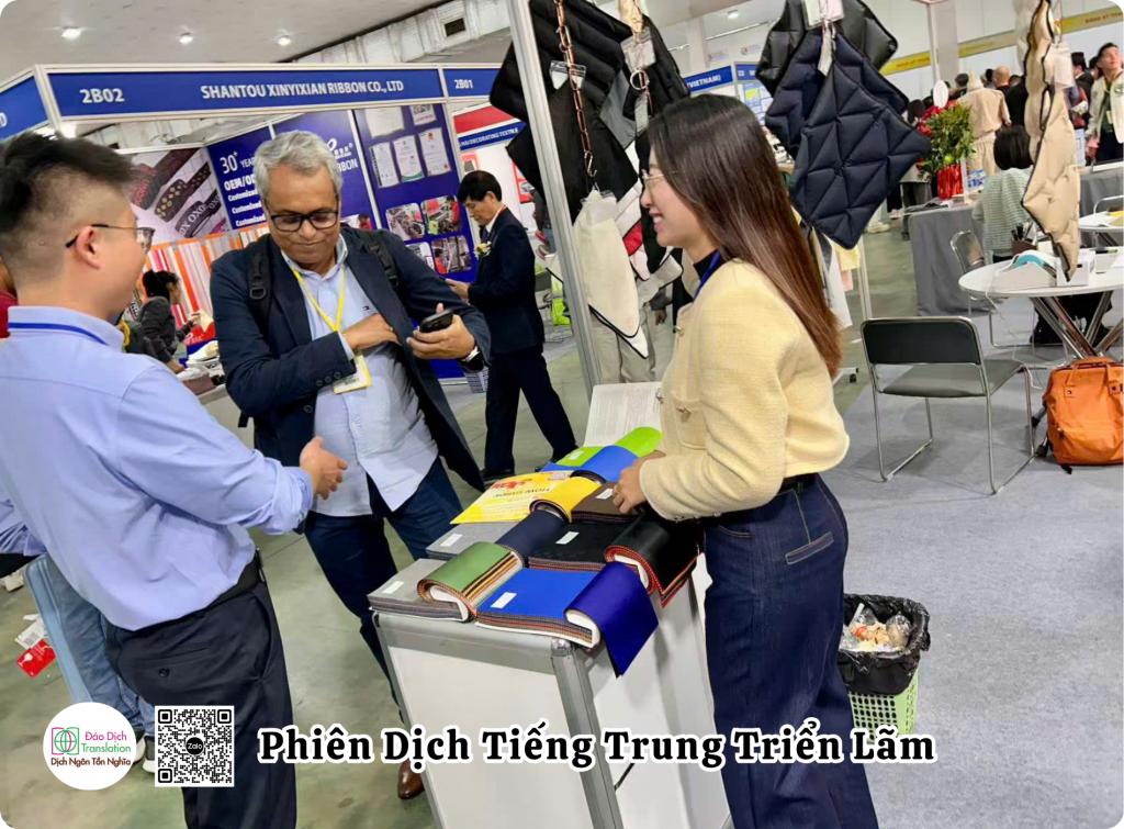 phien dich trung viet tai trien lam