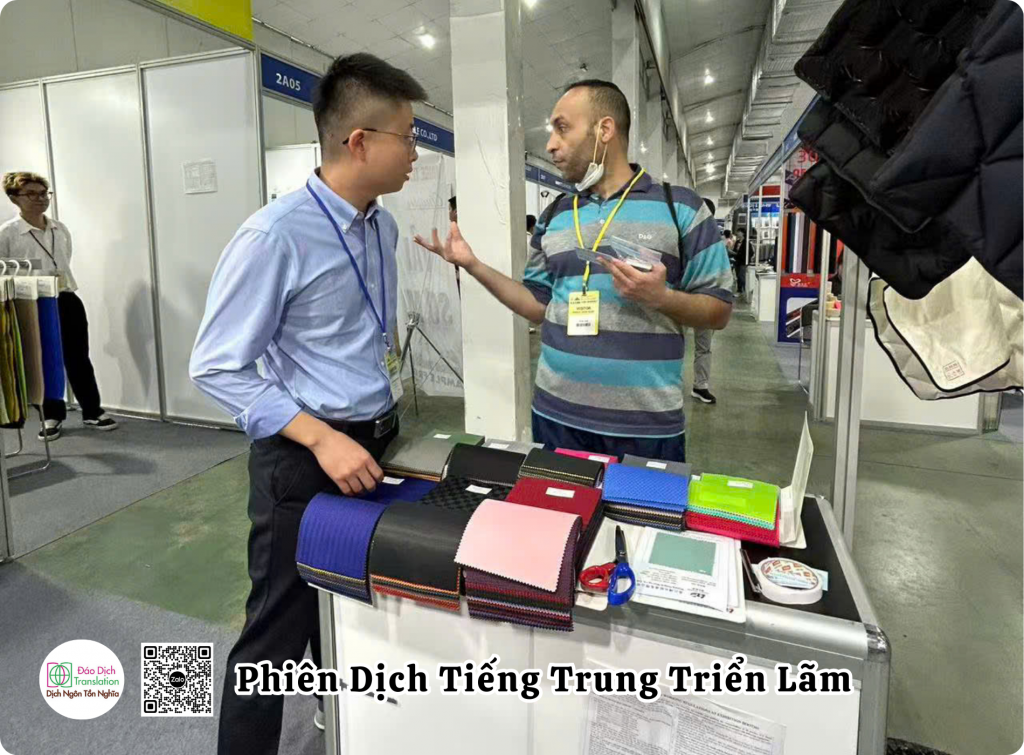 phien dich trung viet tai trien lam