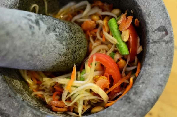 huong_dan_vien_va_du_lich_bui_bangkok_thai_lan_5_qdf8e.jpg Món Som Tam được làm từ đu đủ và một số nguyên liệu khác
