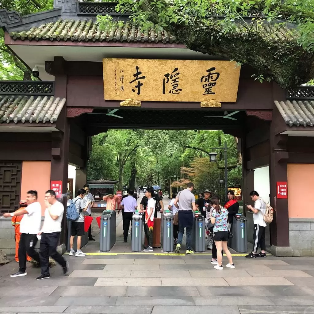 Xep hang nghiem tuc khi tham quan Den Lingyin